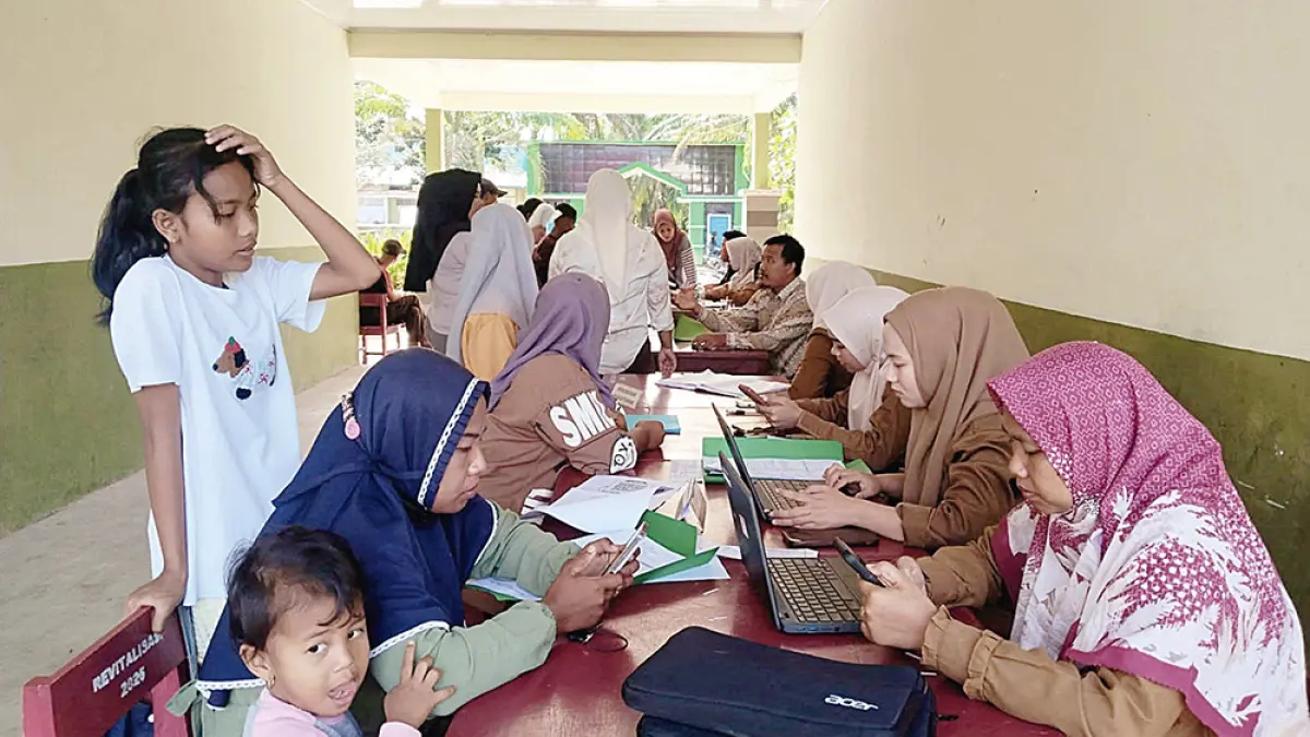 MENDAFTAR SEKOLAH: Sejumlah orangtua mendampingi anaknya saat mendaftar sebagai calon siswa baru di SMPN 1 Bonai Darussalam, Kamis (11/6/2026). (DINAS KOMINFO ROHUL UNTUK RIAU POS)
