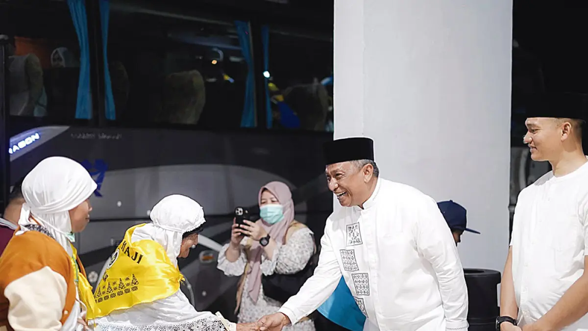 MENYAMBUT JH: Bupati Rohul Anton menyambut langsung Jemaah Haji asal Rohul saat turun dari bus pariwisata&nbsp;menuju pintu masuk Asrama Haji Batam, Rabu (10/6/2026). (DISKOMINFO ROHUL UNTUK RIAU POS)

