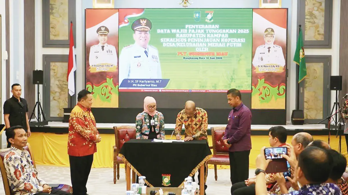 Pelaksana Tugas Gubernur Riau SF Hariyanto saat menyaksikan penyerahan data tunggakan pajak kendaraan bermotor di Kabupaten Kampar, Kamis (11/6/2026). (Diskominfotik Riau untuk Riau Pos)