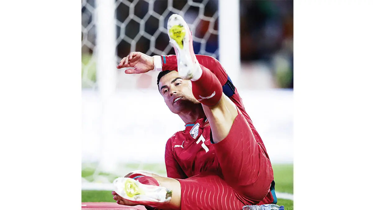 Penyerang Portugal Cristiano Ronaldo jatuh saat pertandingan persahabatan internasional antara Portugal melawan Nigeria di Stadion Magalhaes Pessoa,  Leiria,  Rabu (10/6/ 2026).  (FILIPE AMORIM/AFP)