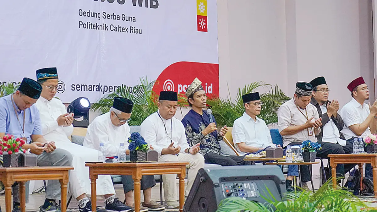 PIMPIN DOA: Ustaz Prof H Abdul Somad Lc DESA PhD (tengah) memimpin doa pada kegiatan tablig akbar di Hall Gedung Serba Guna (GSG) PCR, Kamis (11/6/2026). (PCR UNTUK RIAU POS)