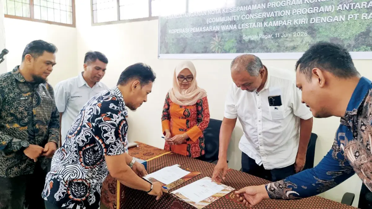 Proses penandatanganan Nota Kesepahaman Community Conservation Program RAPP dengan Koperasi Wana Lestari Kampar Kiri di Kantor Kesatuan Pengelolaan Hutan Kampar Kiri, Sungai Pagar, Kampar, Kamis (11/6/2026). (RAPP UNTUK RIAU POS)