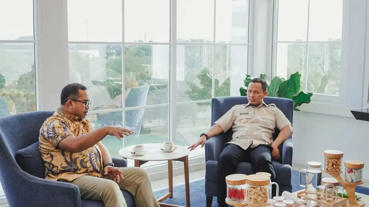 Region Head PTPN IV Regional III Bambang Budi Santoso berbincang dengan Wali Kota Pekanbaru Agung Nugroho yang berkunjung ke Region Office PTPN IV Regional III, Jalan Rambutan, Pekanbaru, beberapa waktu lalu. (Humas PTPN IV Regional III untuk riau pos)