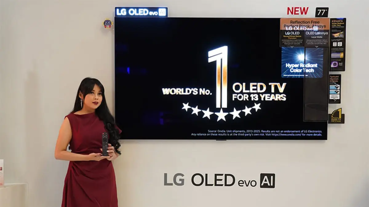 Sales promotion girl memperlihatkan TV OLED evo AI G6 dalam pameran di Jakarta. (Istimewa)