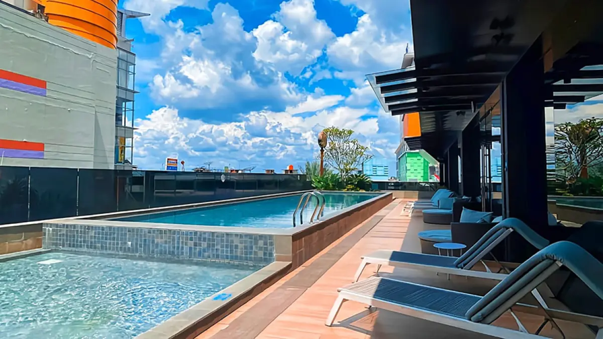 Suasana kolam renang Novotel Pekanbaru yang nyaman dan menyegarkan siap menemani momen liburan sekolah, Kamis (11/6/2026). (NOVOTEL PEKANBARU UNTUK RIAU POS)