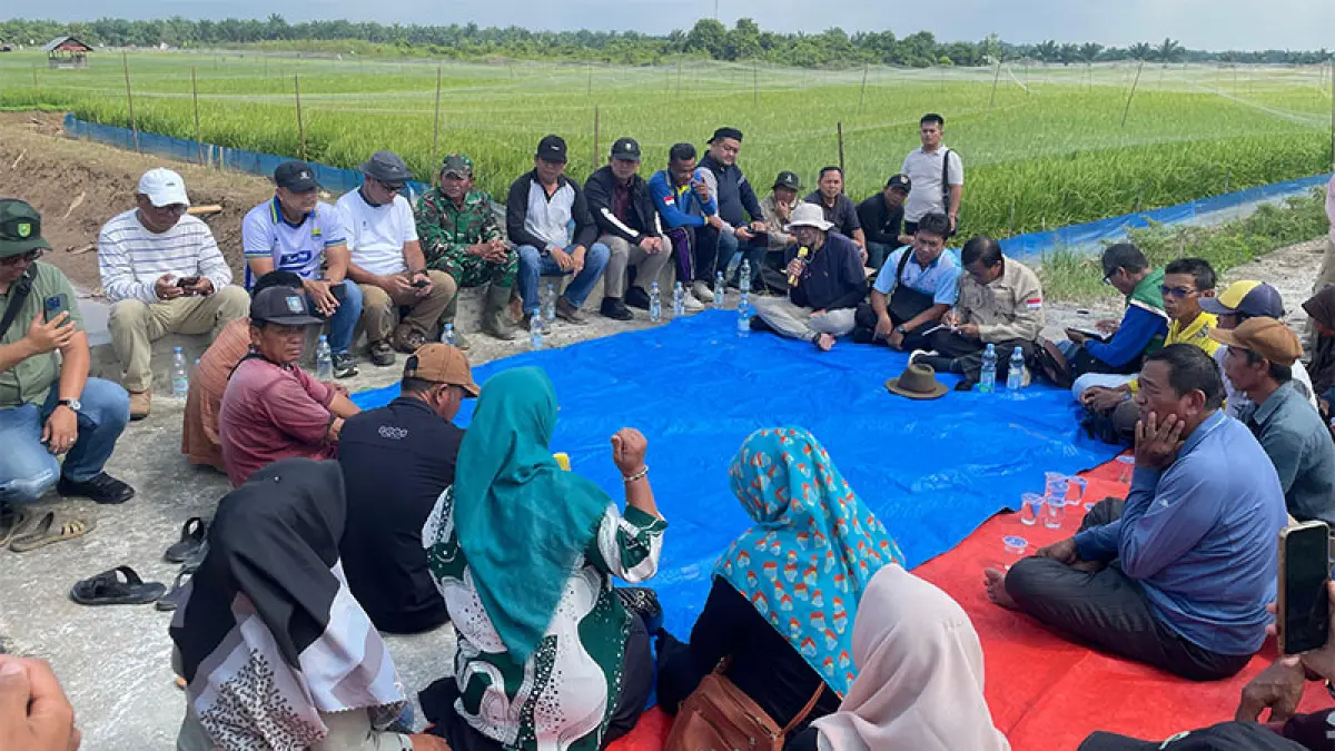 Wabup Ir H Hendrizal MSI didampingi Sekdakab Zulfahmi Adrian AP MSI dan perangkat daerah saat dialog terbuka dengan petani di Desa Teluk Sungkai, Kamis (11/6/2026). Foto Diskominfotik Inhu