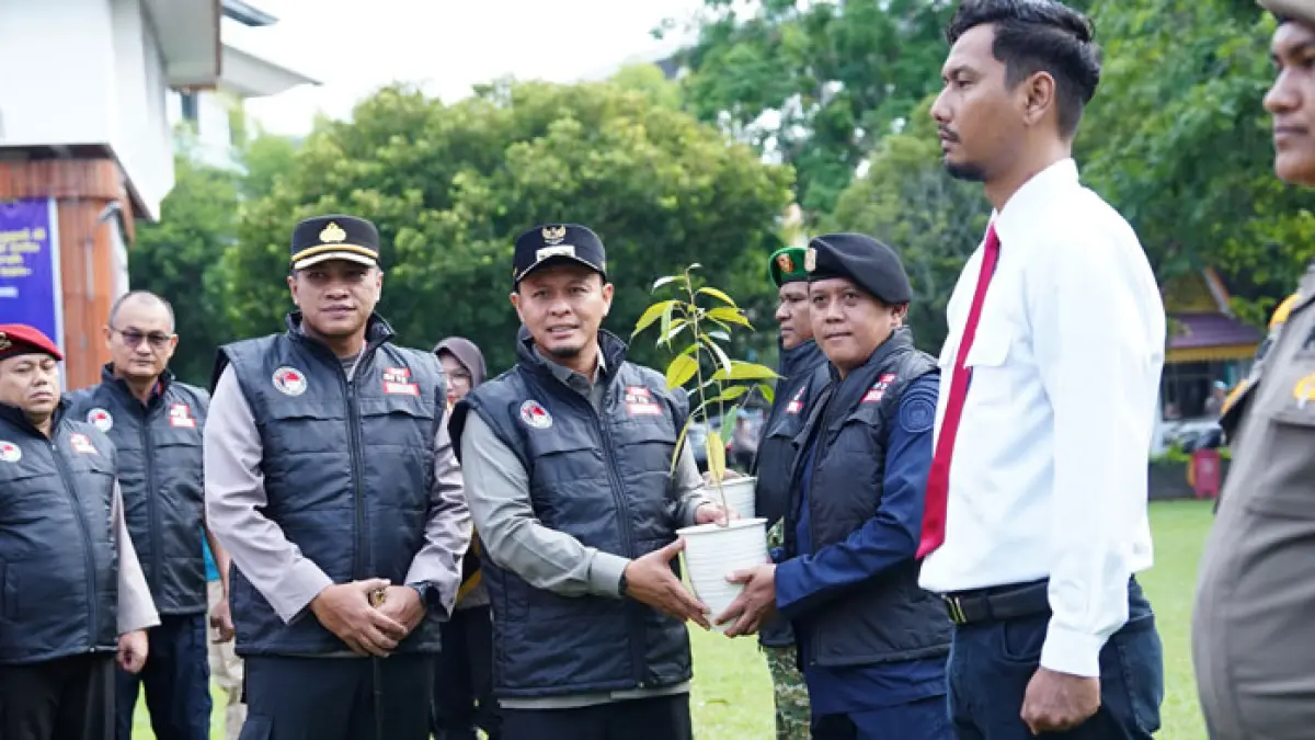 Wako Pekanbaru Agung Nugroho bersama Kapolresta Pekanbaru Kombes Pol Muharman Arta dalam apel kesiapsiagaan Satgas Anti Narkoba Pekanbaru yang digelar di halaman Mal Pelayanan Publik (MPP), Jumat (12/6/2026).(Istimewa)