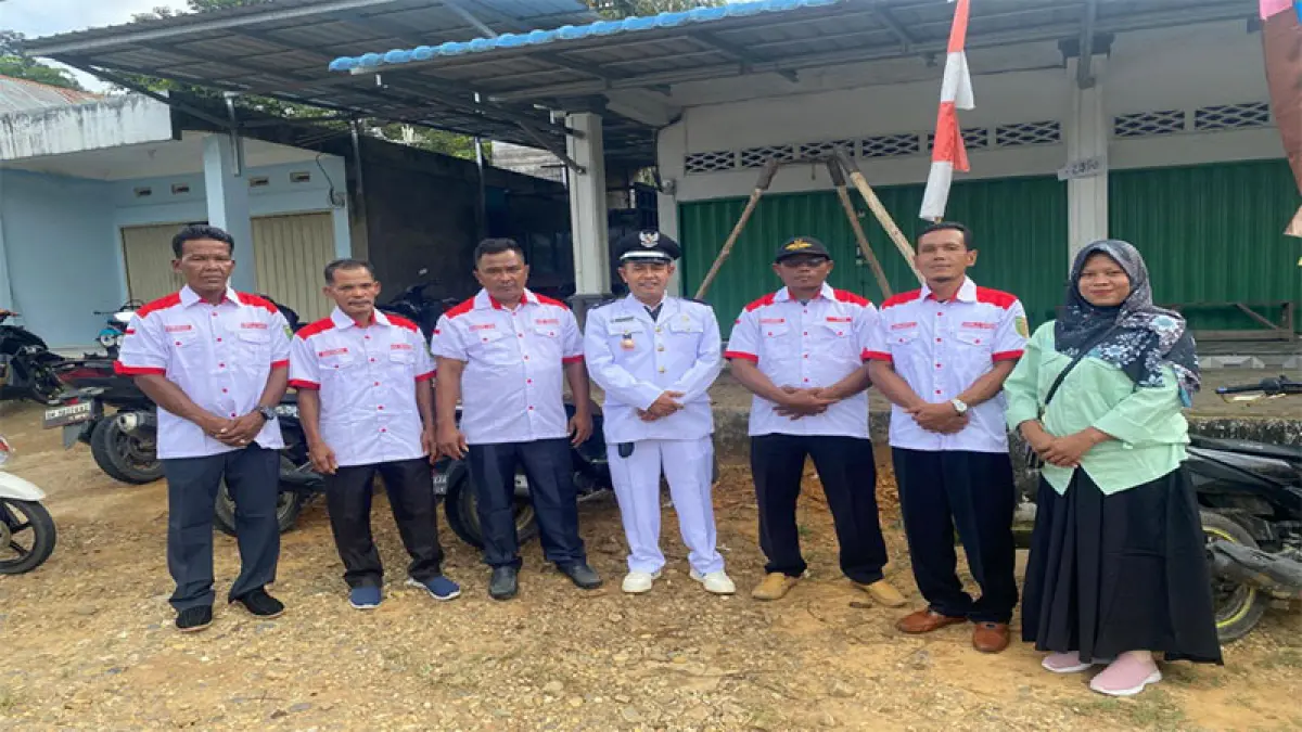 Kepala Desa Ketaping Jaya foto bersama perangkat desa usai pelaksanaan kegiatan, belum lama ini. Foto istimewa