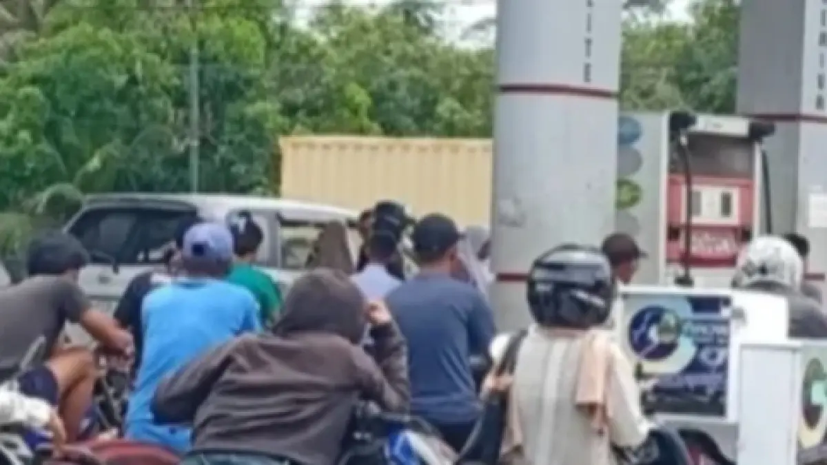 Kondisi antrean BBM di SPBU di Jalan Bantan, Desa Senggoro untuk mendapatkan BBM jenis Pertalite pada, Sabtu (13/6/2026).&nbsp;(Istimewa)
