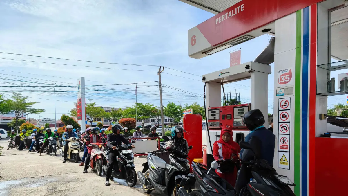 Kondisi antrean kendaraan mengisi Bahan Bakar Minyak (BBM) Jenis Pertalite di salah satu SPBU Jalan Soekarno Hatta Pekanbaru, Jumat (12/6/2026). ft : EVAN GUNANZAR/RIAU POS