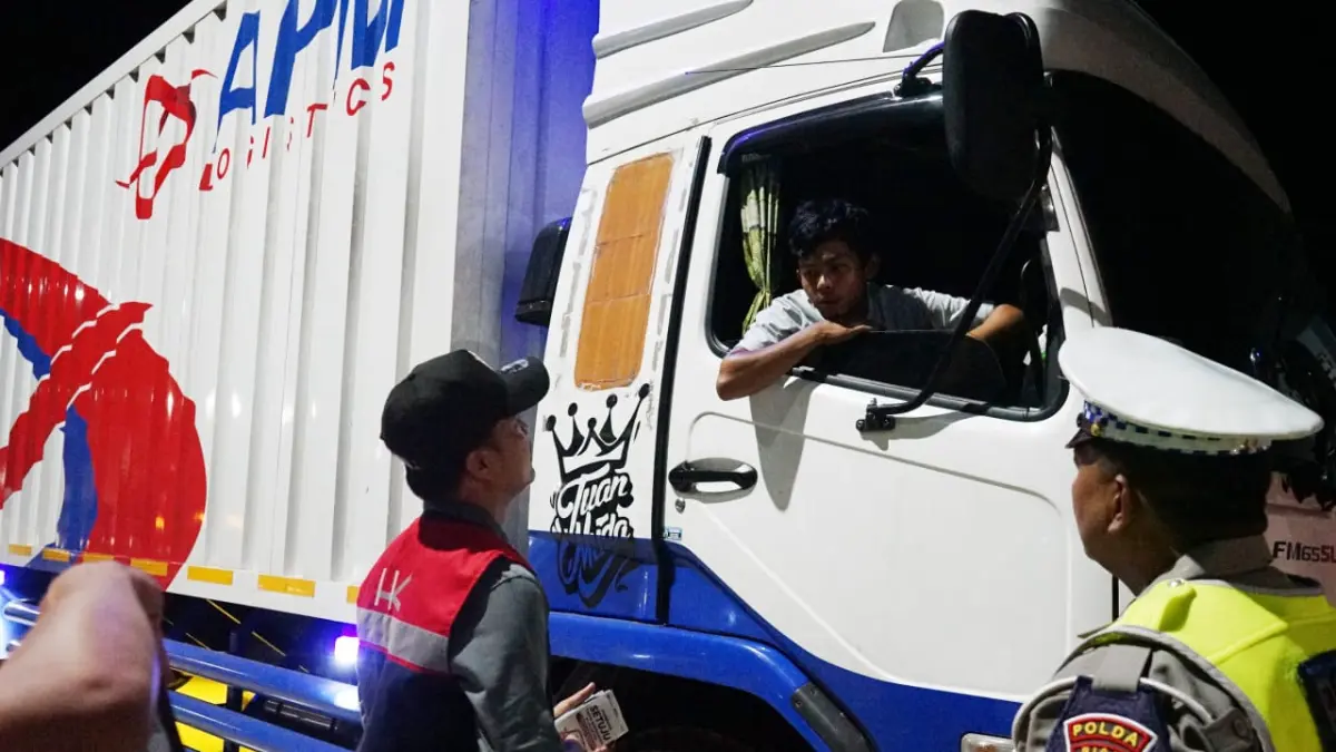 Petugas dari Pt Hutama Karya (Persero) bersama pihak kepolisian memberikan brosur pendauan keselamatan berlalu lintas saat berada di Jalan Tol saat Operasi micro sleep di KM 45 Ruas Tol Permai, Jumat (12/6/2026). (Arif Oktafian/Riaupos.co)