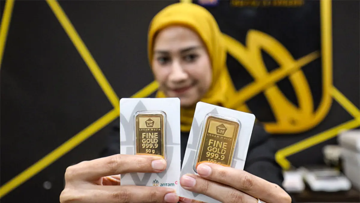 Petugas menunjukkan emas Antam di Butik Emas Logam Mulia PT Aneka Tambang (Antam) di kantor pusat Jalan TB. Simatupang, Jakarta. (Salman Toyibi/Jawa Pos)

