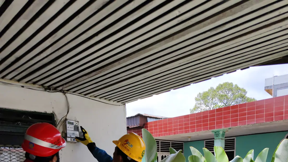 PT PLN ULP Telukkuantan melakukan pemasangan listrik baru ke rumah warga Teluk Kuantan, kemaren. (PLN Telukkuantan)