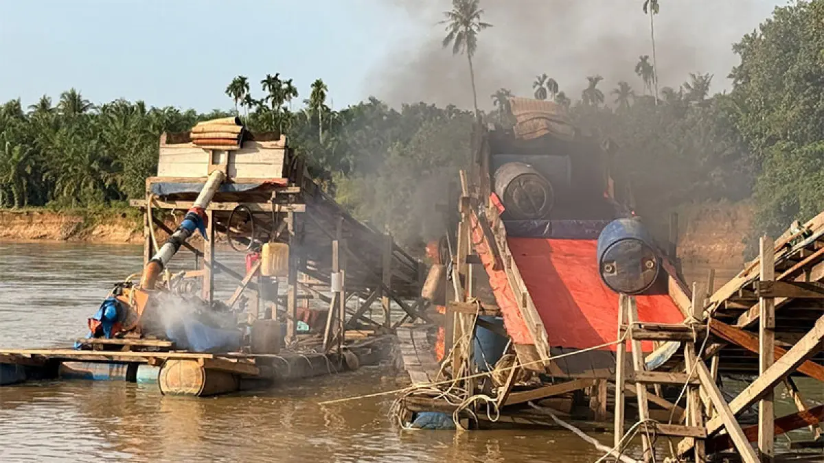 Rakit PETI dibakar di wilayah Kecamatan Cerenti yang ada di Sungai Kuantan, baru-baru ini. Foto Polres Kuansing