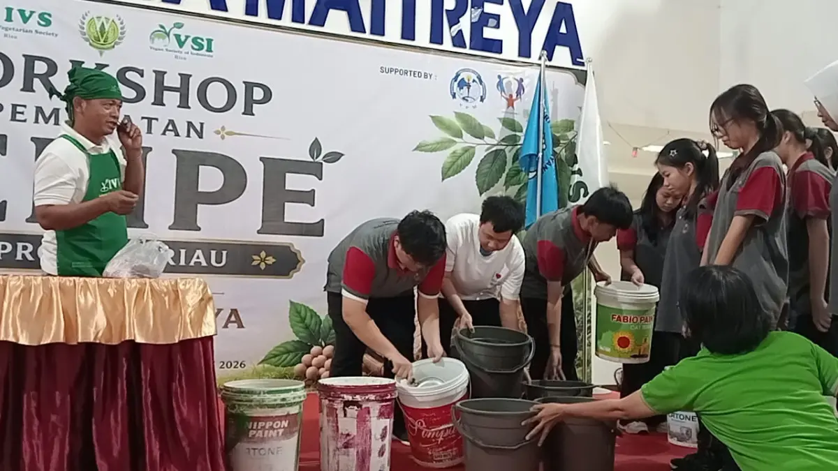 Siswa sekolah Metta Maitreya Pekanbaru terlihat membuat tempe dari kacang kedelai dalam workshop yang diselenggarakan oleh IVS, Sabtu (13/6/2026). Prapti Dwi Lestari/Riaupos.co
