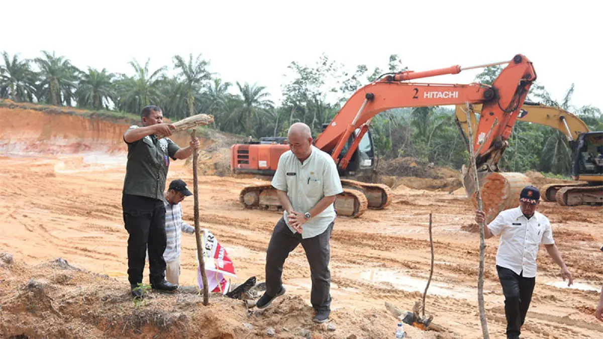 Tim gabungan dari Pemprov Riau saat menghentikan aktivitas galian C ilegal di Kecamatan Tapung, Kabupaten Kampar, Jumat (12/6). Ft Diskominfo Riau