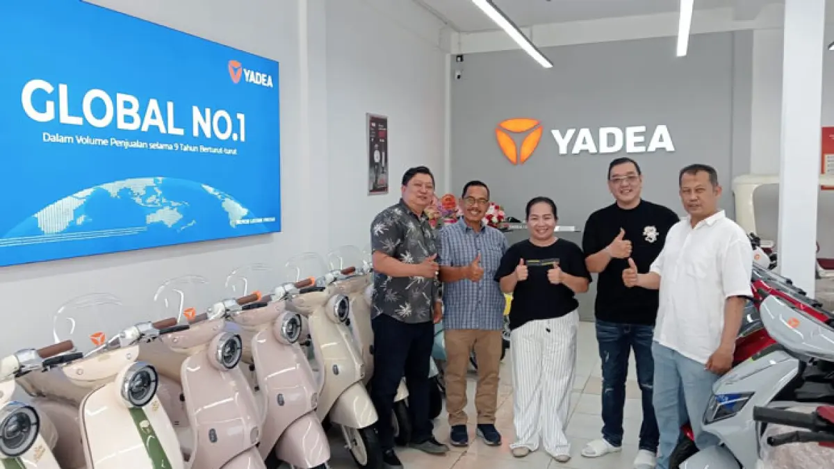 Direktur Operasional, Nata Hedy Nyo SE SH MH (kiri) didampingi Partner Yadea Pekanbaru Kota 129 , Ricky Hendrikson (2 kanan) Goldameir Mektania (tengah) foto bersama Direktur Bisnis Riau Pos Asmawi Ibrahim (2 kiri), Manager Iklan Tengku Rasmin (kanan) usai melakukan kunjungan ke showroom Yadea Pekanbaru Jalan Durian Kecamatan Sukajadi, Kamis (11/6/2026). (Prapti Dwi Lestari/Riaupos.co)