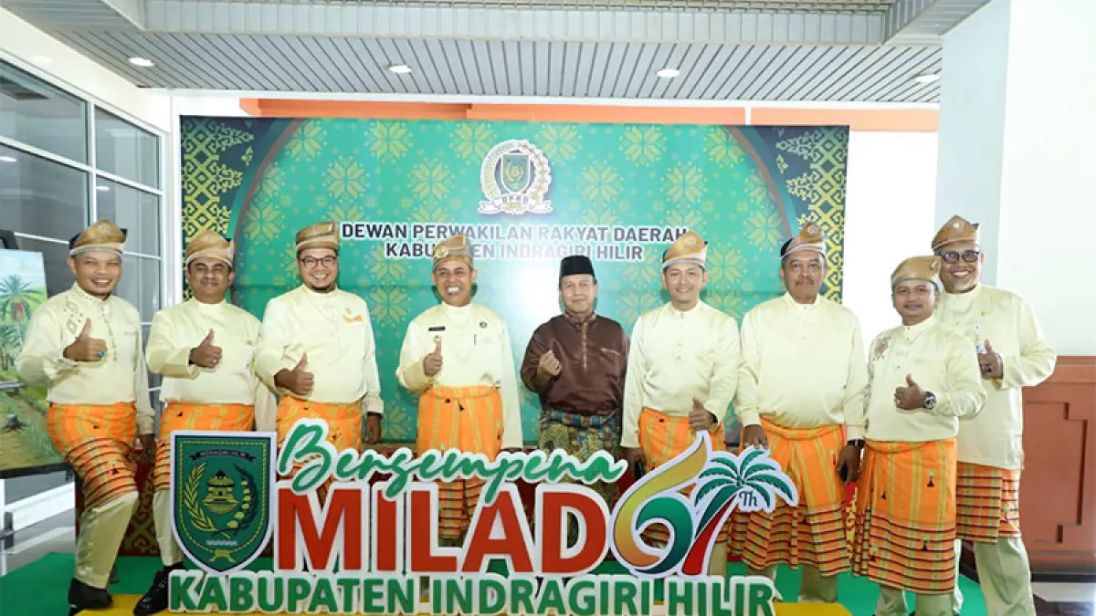 Bupati Herman dan jajaran Pemerintah Kabupaten Inhil mengabadikan momen pada peringatan Milad ke-61 Kabupaten Indragiri Hilir di Gedung DPRD, Ahad (14/6/2026). (DISKOMINFO INHIL)
