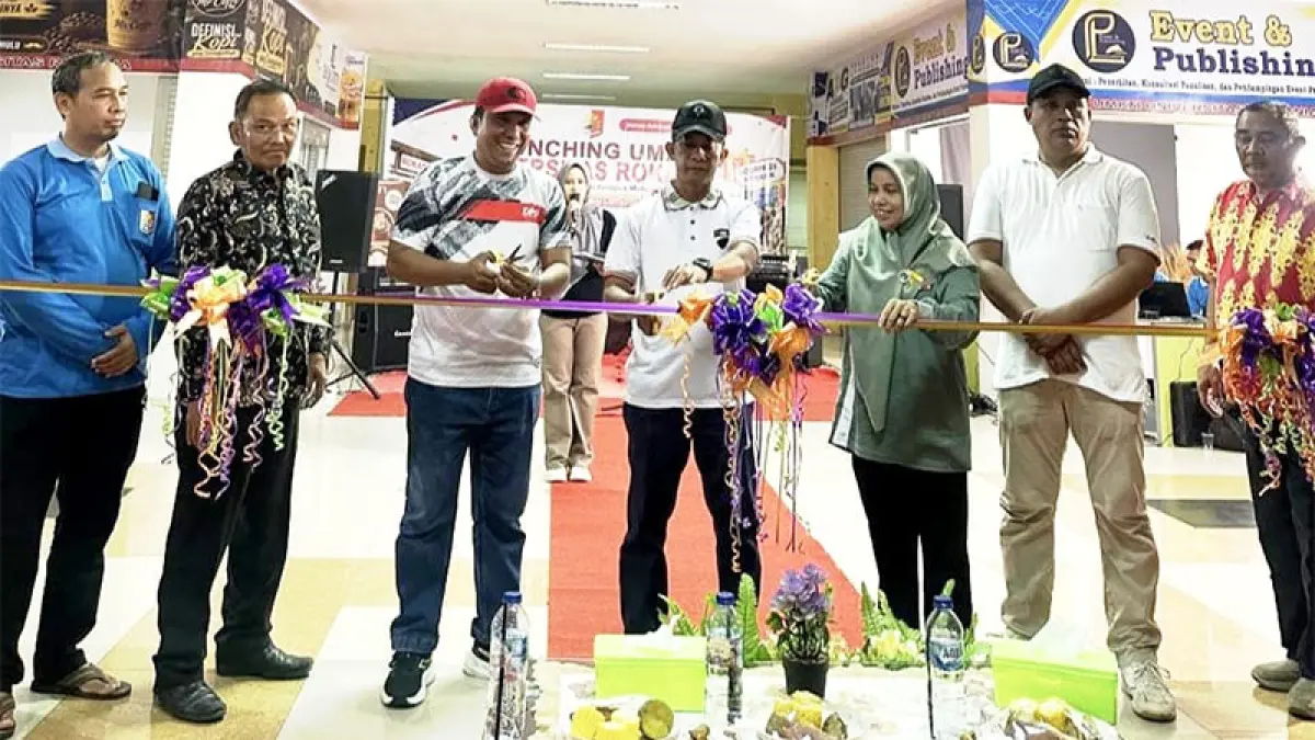 Kadisparbud Rohul H Helfiskar mengunting pita secara bersama-sama sebagai tanda dilaunchingnya 21 UMKM di Pasar Modern Pasirpengaraian, Ahad (14/6/2026). Foto Dinas Kominfo Rohul untuk Riaupos.co