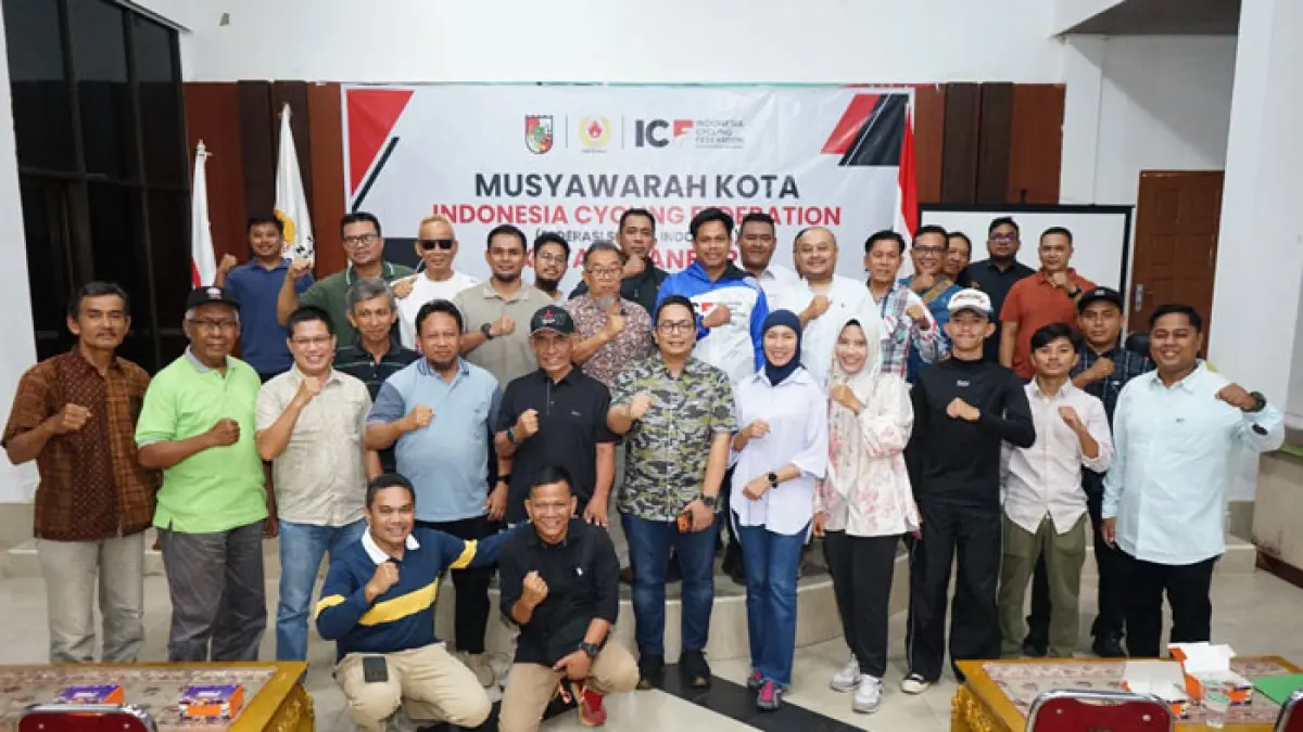 Ketua ICF Terpilih Afiat Ananda (depan tengah) foto bersama anggota ICF saat musyawarah Kota ICF di Gedung Dekranasda/KONI Kota Jalan Arifin Achmad Pekanbaru, Ahad (14/6/2026). (Evan Gunanzar/Riau Pos)