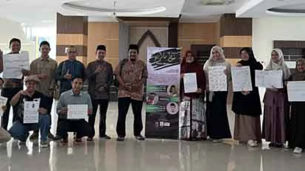 Para peserta, instruktur, dan panitia foto bersama usai mengikuti pelatihan penciptaan khat Melayu di ruang LPTQ Riau Gedung Maqari Jalan Sudirman, Pekanbaru, belum lama ini. furqon lw/riau pos