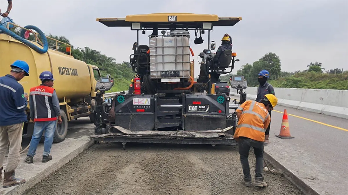 Pt Hutama Karya (Persero) saat melakukan pemeliharaan jalan tol di ruas tol Permai beberapa waktu lalu. (HUTAMA KARYA UNTUK RIAUPOS.CO)