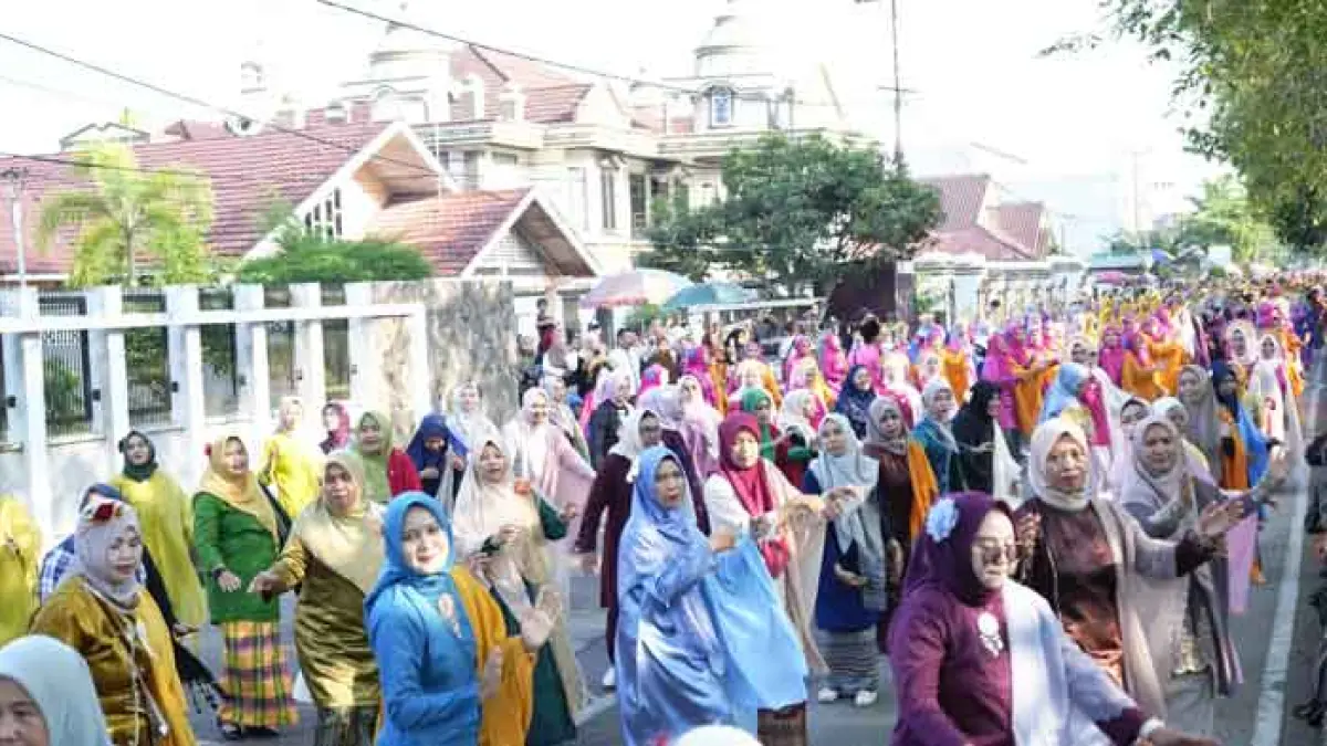 : Ribuan peserta mengikuti Tari Mande di Jalan Swarna Bumi, Tembilahan, dalam rangka memeriahkan hari ulang tahun ke-61 Kabupaten Indragiri Hilir, Sabtu (13/6/2026). *2/RIAU POS