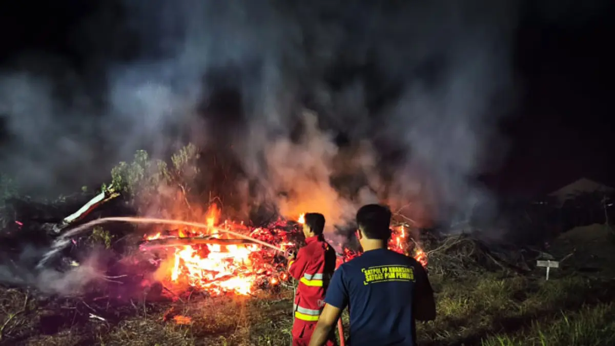 Tim Satpol PP-PKP Kuansing, berupaya memadamkan kebakaran lahan di Pasar Benai, Kecamatan Benai Sabtu (13/6/2026) malam. (Satpol PP-PKP Kuansing untuk Riaupos.co)