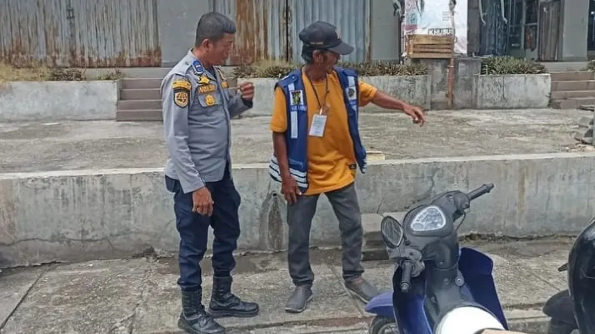 Tim UPT melakukan pengecekan jukir yang memuungut parkir tak sesuai aturan di Jalan Sisingamangaraja di depan Plaza Bangkinang, Ahad (14/6/2026). Dishub Kampar untuk Riaupos.co