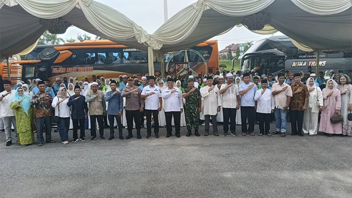 Wabup Inhu, Ir H Hendrizal MSI didampingi Forkopimda dan pejabat Pemkab Inhu foto bersama dengan jemaah haji, Ahad (14/6/2026). (Istimewa)