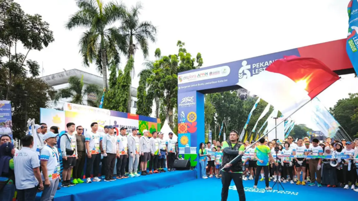 Wako Pekanbaru Agung Nugroho didampingi Wawako Markarius Anwar, Ketua TP PKK Sulastri Agung dan Forkopimda Kota Pekanbaru menyanyikan lagu Indonesia Raya bersama peserta Pekanbaru Lestari Run sebelum flag off, Ahad (14/6/2026). (M Ali Nurman/Riaupos.co)