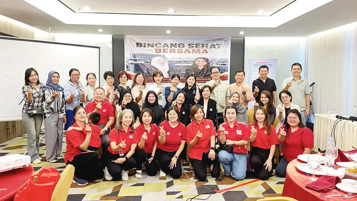 Peserta seminar kesehatan foto bersama dengan Pakar Onkologi Klinikal Dr Nisha Shariff serta Pakar Oftalmologi dan Oftalmologi Anak Dr Fazilawati Binti A Qamaruddin dari Sunway Medical Centre, Sunway City, Kuala Lumpur (SMC) di Hotel Premiere Pekanbaru, Sabtu (13/6/2026). (SMC UNTUK RIAU POS)