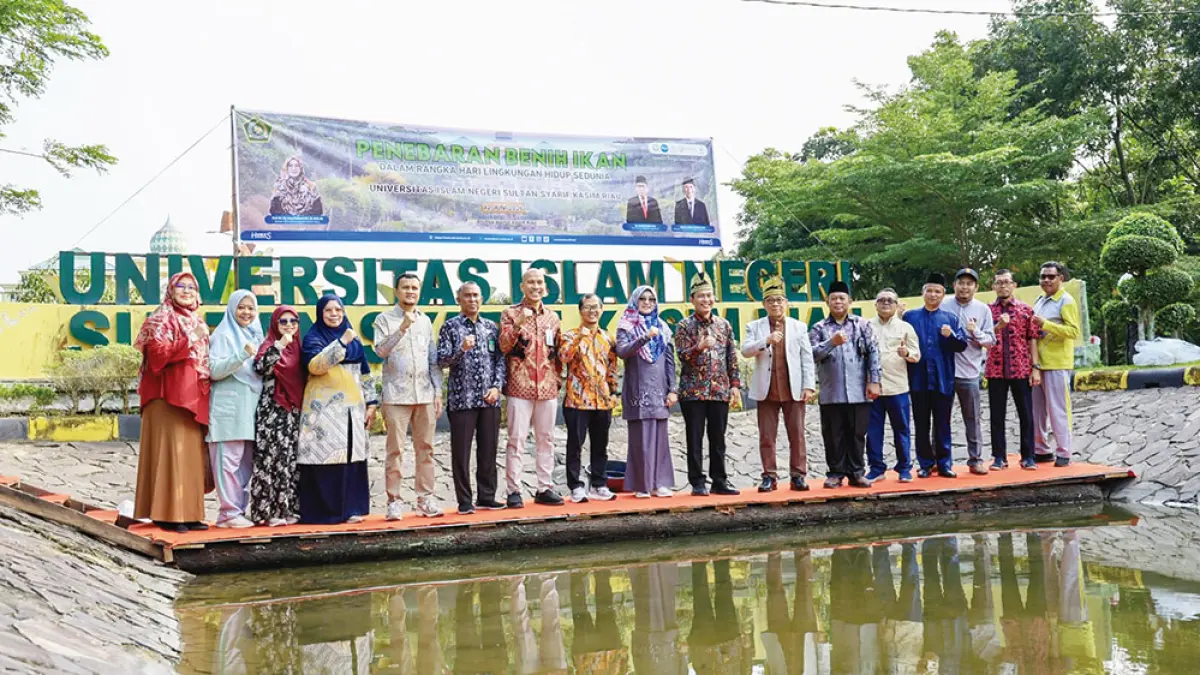FOTO BERSAMA: Staf Khusus Menteri Agama RI Dr Ismail Cawidu MSi, Direktur Pendidikan Tinggi Keagamaan Islam Prof Dr Phil H Sahiron MA,  Rektor UIN Suska Riau Prof Dr Hj Leny Novianti SE MSi Ak CA dan pimpinan UIN Suska Riau lainnya foto bersama usai penebaran benih ikan, Jumat (12/6/2026). (HUMAS UIN SUSKA RIAU UNTUK RIAU POS)
