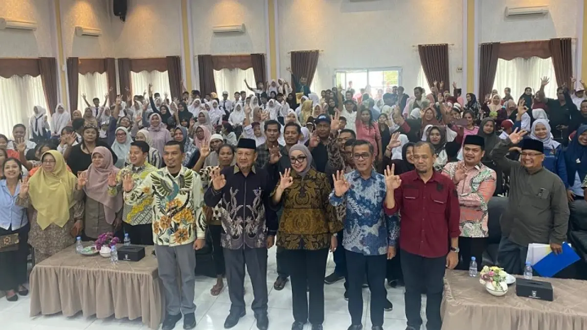 Anggota DPR RI Dewi Juliani foto bersama saat kunjungan kerja di Desa Muara Basung, Kecamatan Pinggir di Gedung Serbaguna Hj Nuryah Binti Penghulu Sontel, Desa Muara Basung, Bengkalis pada Ahad &nbsp;(14/6/2026). (Istimewa)