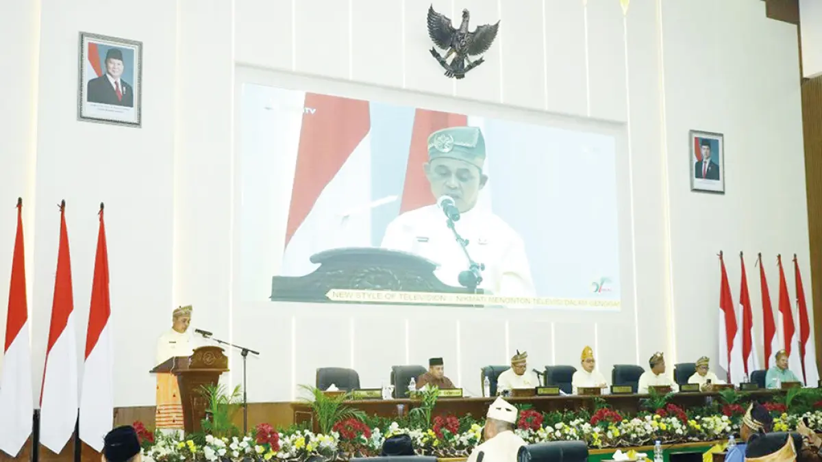 Bupati Indragiri Hilir Herman memberikan sambutan dan membacakan capaian setahun terakhir saat Rapat Paripurna Istimewa dalam rangka peringatan milad ke-61 Kabupaten Inhil di Ruang Sidang Utama DPRD, Ahad (14/6/2026). (*2/RIAU POS)