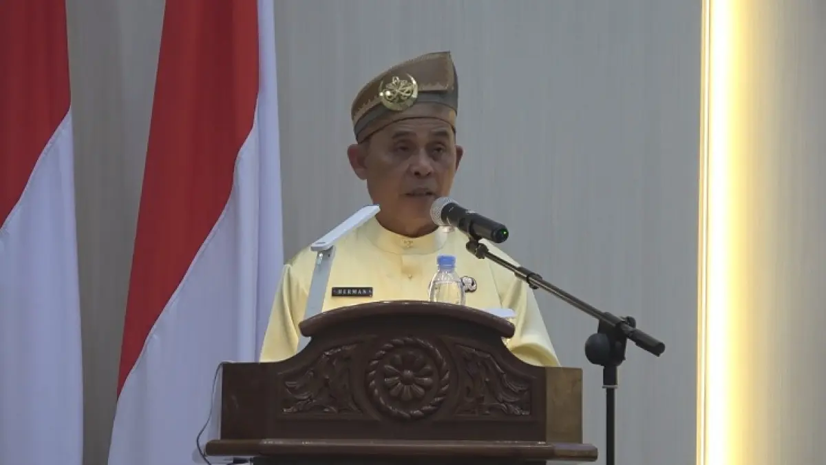 Bupati Inhil Herman memberkan sambutan dalam Paripurna Milad Inhil ke-61 tahun di Ruang Sidang Utama DPRD INHIL, Minggu (14/6/2026)(DISKOMINFO INHIL)