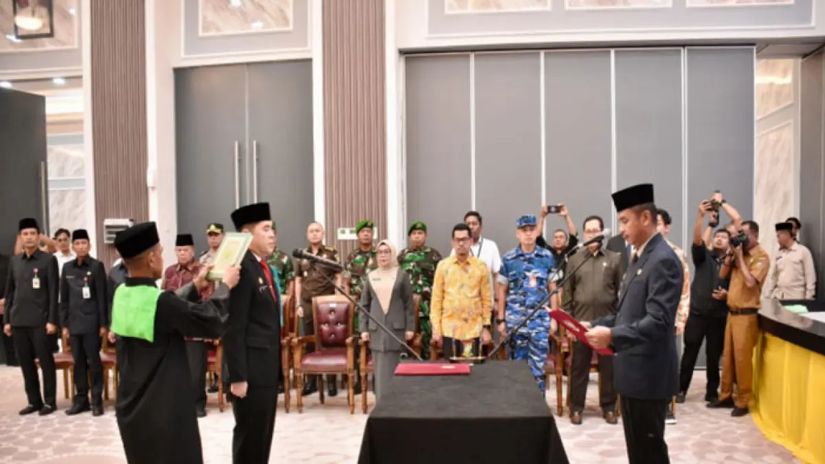 Bupati Kampar Ahmad Yuzar resmi melantik dan mengambil sumpah jabatan Ardi Mardiansyah sebagai Sekretaris Daerah (Sekda) Kabupaten Kampar di Balai Bupati Kampar, Senin (15/6/2026). (Diskominfo Kampar untuk Riaupos.co)