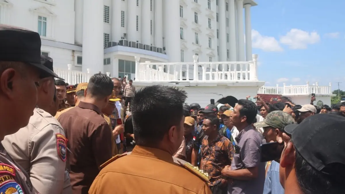 Bupati Rohil H Bistamam menemui warga yang mengelar aksi unjuk rasa di depan Kantor Bupati Rohil di Bagansiapiapi, Senin (15/6/2026). (Zulfadhli/Riaupos.co)