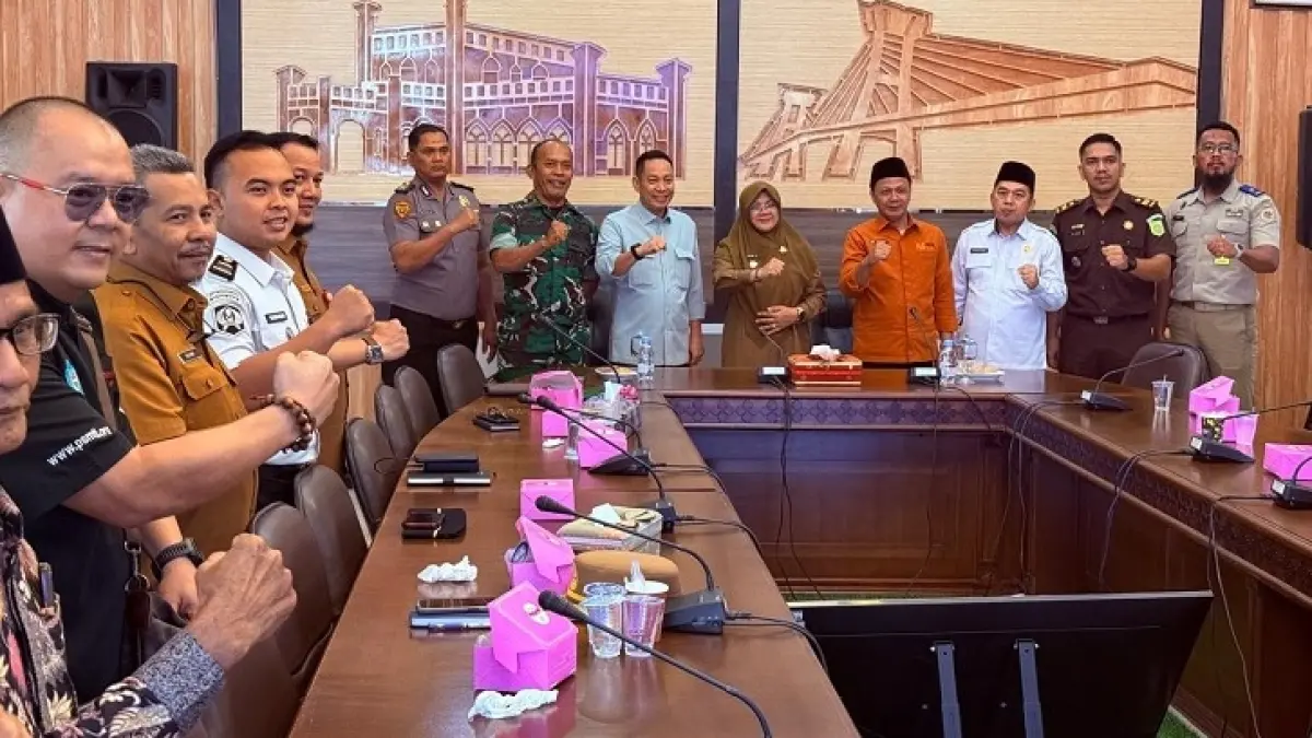 Bupati Siak Afni, Ketua DPRD Indra Gunawan, Kepala BPS Nugroho Imam Darojat, dan perwakilan Forkopimda, serta kepala OPD foto bersama dalam peluncuran SE 2026 Kabupaten Siak di Ruang Rapat Zamrud Rumab Rakyat, Senin (15/6/2026). (Monang Lubis/Riaupos.co)