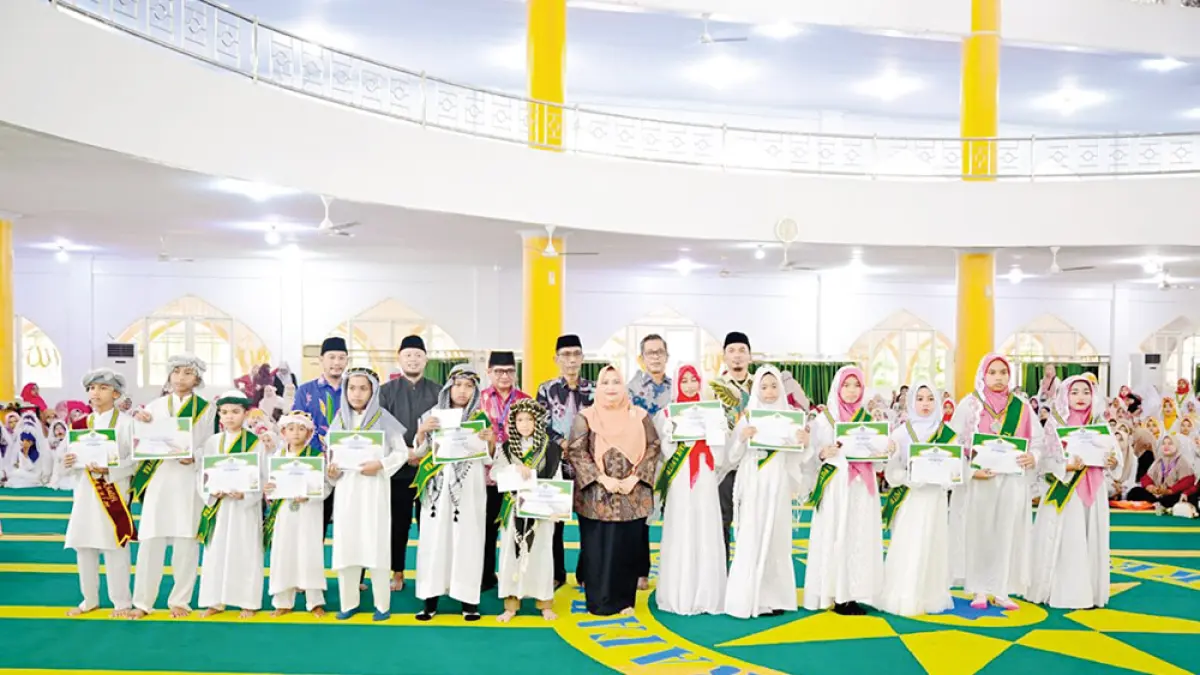 FOTO BERSAMA: Bupati Bengkalis Hj Kasmarni foto bersama saat meng­hadiri kegiatan Khatam Al-Qur’an dan Wisuda Tahfiz Akbar MDTA se-Kecamatan Mandau dan Bathin Solapan di Masjid Besar Arafah, Duri, Ahad (14/6/2026). (PEMKAB BENGKALIS UNTUK RIAU POS)
