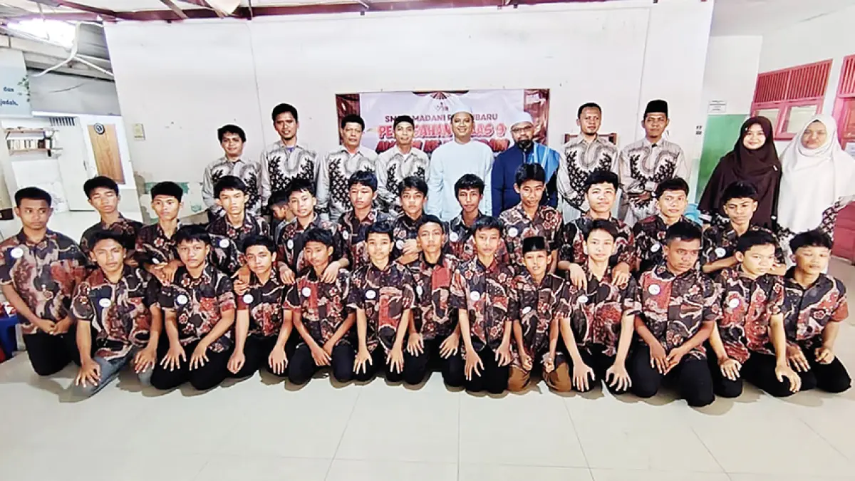 FOTO BERSAMA: Para siswa kelas IX dan guru SMPIT Madani berfoto bersama, Sabtu (13/6/2026). (SMPIT MADANI UNTUK RIAU POS)