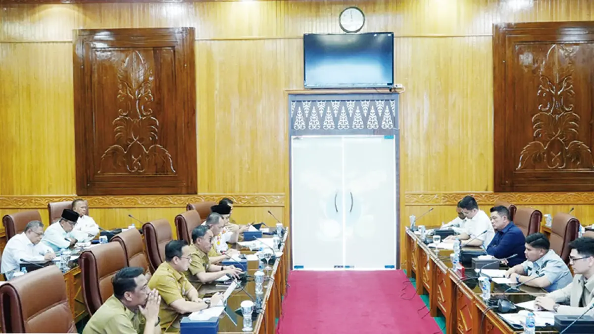 GELAR RAPAT: Rapat kerja gabungan komisi DPRD Bengkalis ber­sama Pemkab Bengkalis terkait pembahasan persetujuan DPRD ter­ha­dap rencana perjanjian kerja sama pengelolaan tiket elektronik (e-ticketing), baru-baru ini. (PEMKAB BENGKALIS UNTUK RIAU POS)
