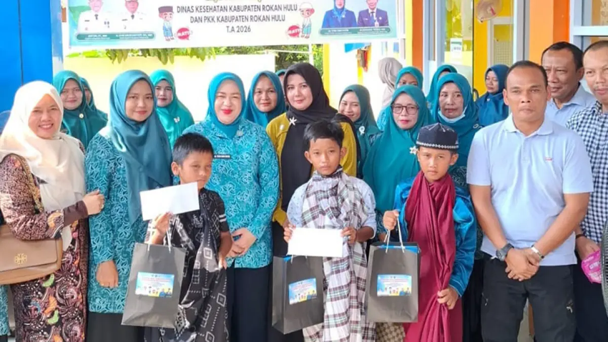 FOTO BERSAMA: Ketua TP PKK Rohul dr Yeni Dwi Putri (empat kiri) foto bersama dengan perwakilan anak yang mengikuti sunat massal gratis yang digelar Diskes bekerja sama dengan TP PKK di Kantor Camat Kunto Darussalam, Ahad (14/6/2026). (DINAS KOMINFO ROHUL UNTUK RIAU POS)