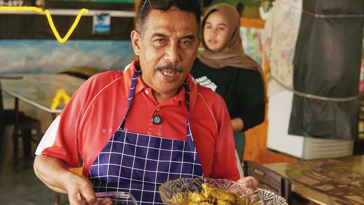 HIDANGKAN MENU: Pemilik Pondok Nasi Kapau Fina Abram R bersiap menghidangkan menu masakannya, belum lama ini. (BANK MANDIRI TASPEN UNTUK RIAU POS)