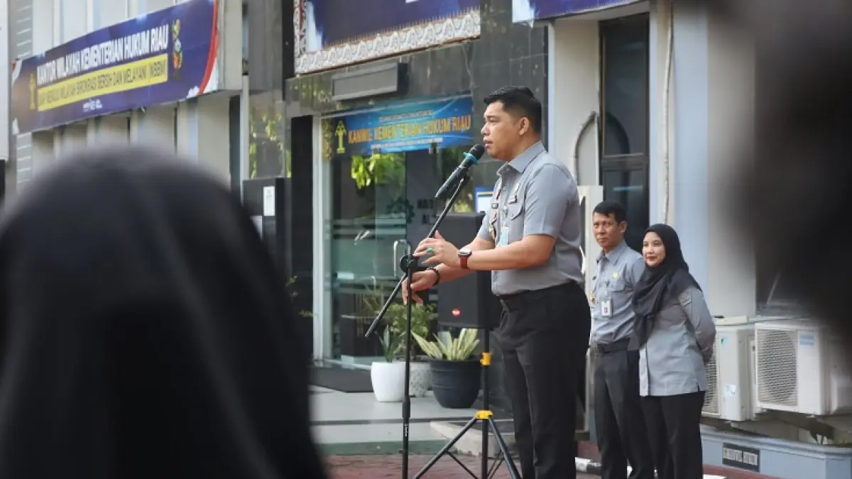 Kepala Kanwil Kemenkum Riau Rudy Hendra Pakpahan memberikan amanat pada Apel Pagi, Senin (15/6/2026). (Humas Kanwil Kemenkum Riau)