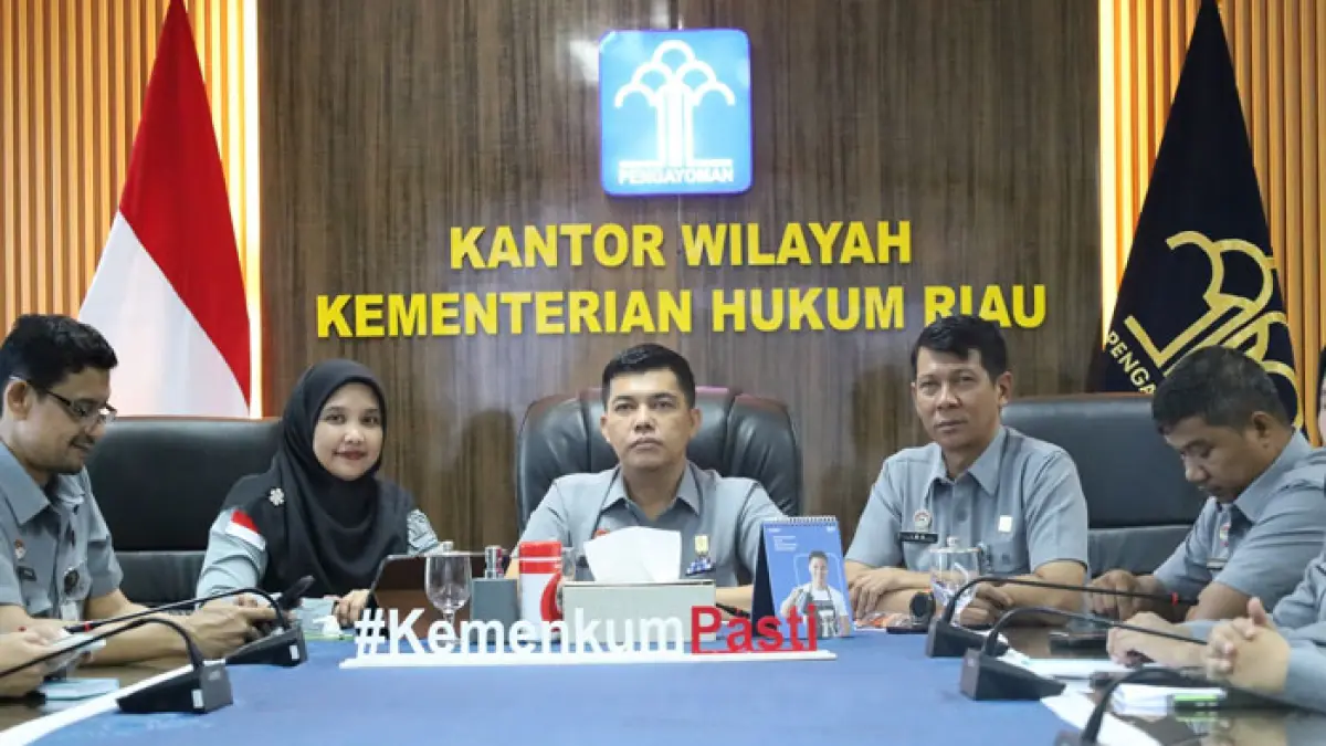 Kepala Kanwil Kemenkum Riau Rudy Hendra Pakpahan (tengah) didampingi jajaran mengikuti secara virtual Entry Meeting Monev RKT RB Triwulan II, Senin (15/6/2026). (Humas Kanwil Kemenkum Riau untuk Riaupos.co)
