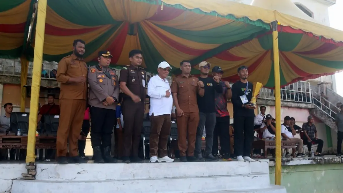 Ketum PSSI Rohil Sutrisno (topi oranye) didampingi Ketum KONI Riwansyah, Bupati Rohil H Bistamam dan sejumlah pihak pada saat menghadiri pembukaan Bupati Rohil Cup rayon I di Lapangan KONI Rohil di Bagansiapiapi, Senin (15/6/2026). (Zulfadhli/Riaupos.co)