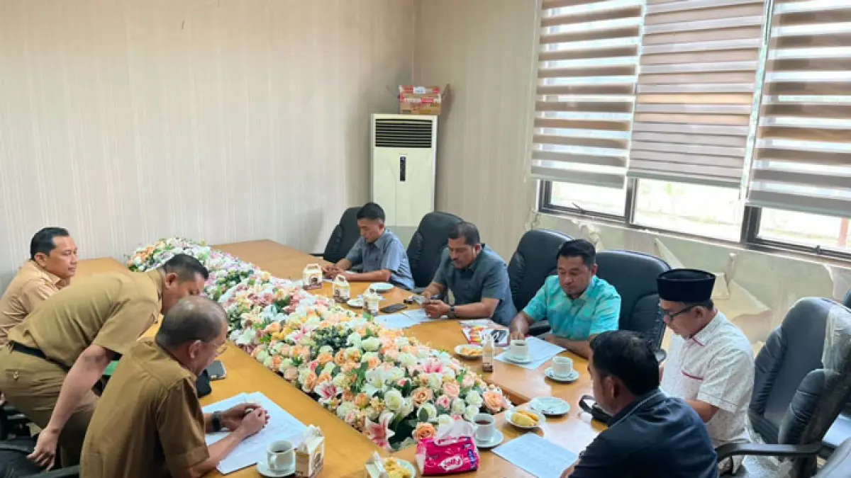Komisi III DPRD Kabupaten Kampar menggelar Rapat Dengar Pendapat (RDP) dengan  DPMPTSP Kampar guna membahas realisasi PAD di ruang Komisi III, Senin (15/6/2026). (Kamaruddin/Riaupos.co)