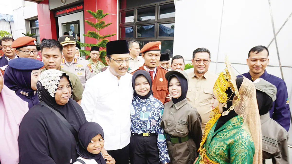 Menteri Sosial Saifullah Yusuf foto bersama siswa saat mengunjungi Sekolah Rakyat  di Sentra Abiseka, Rumbai, Pekanbaru, Ahad (14/6/2026). 