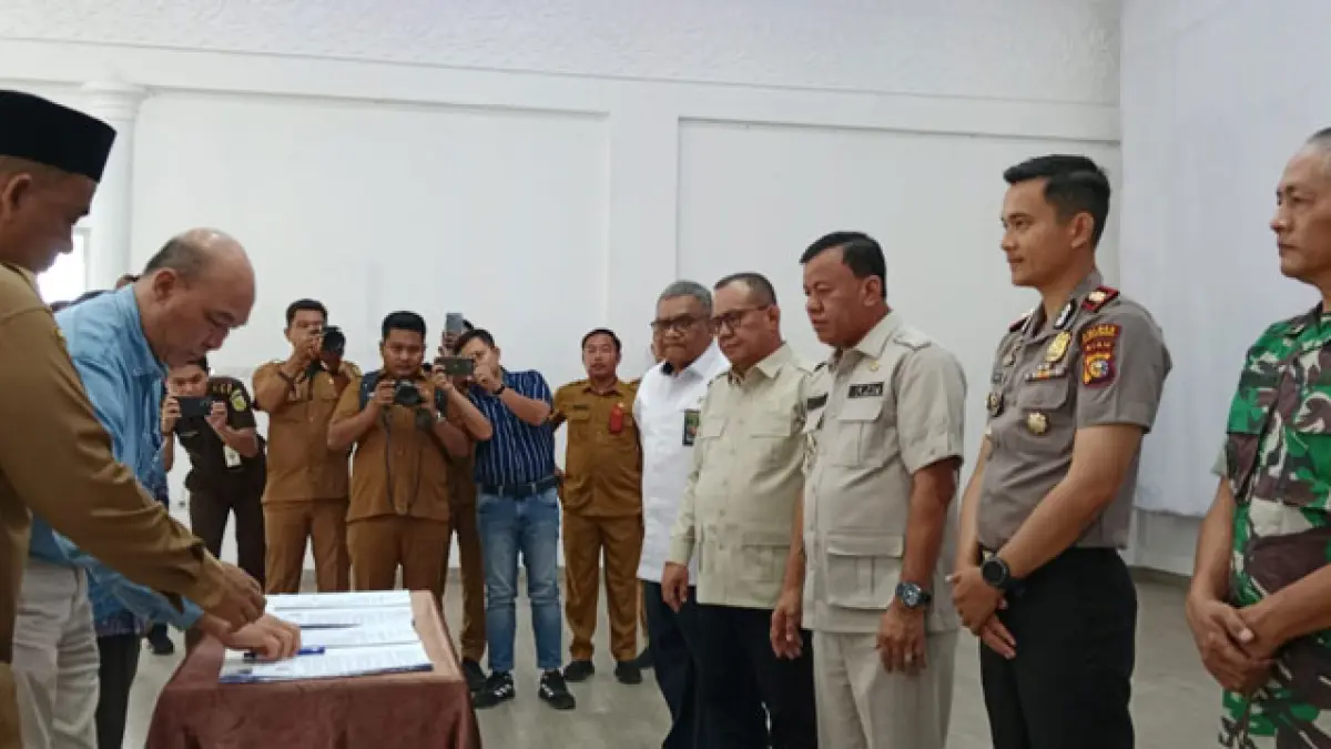 Direktur PT RAPP Mulai Nauli menandatangi MoU perbaikan ruas Jalan Benai-RAPP disaksikan Bupati Kuansing Dr H Suhardiman Amby MM, Ketua DPRD H Juprizal SE MSi, Kapolres Kuansing AKBP Hidayat Perdana dan perwakila  perusahaan lainnya, Senin (15/6/2026). (Desriandi Candra/Riaupos.co)